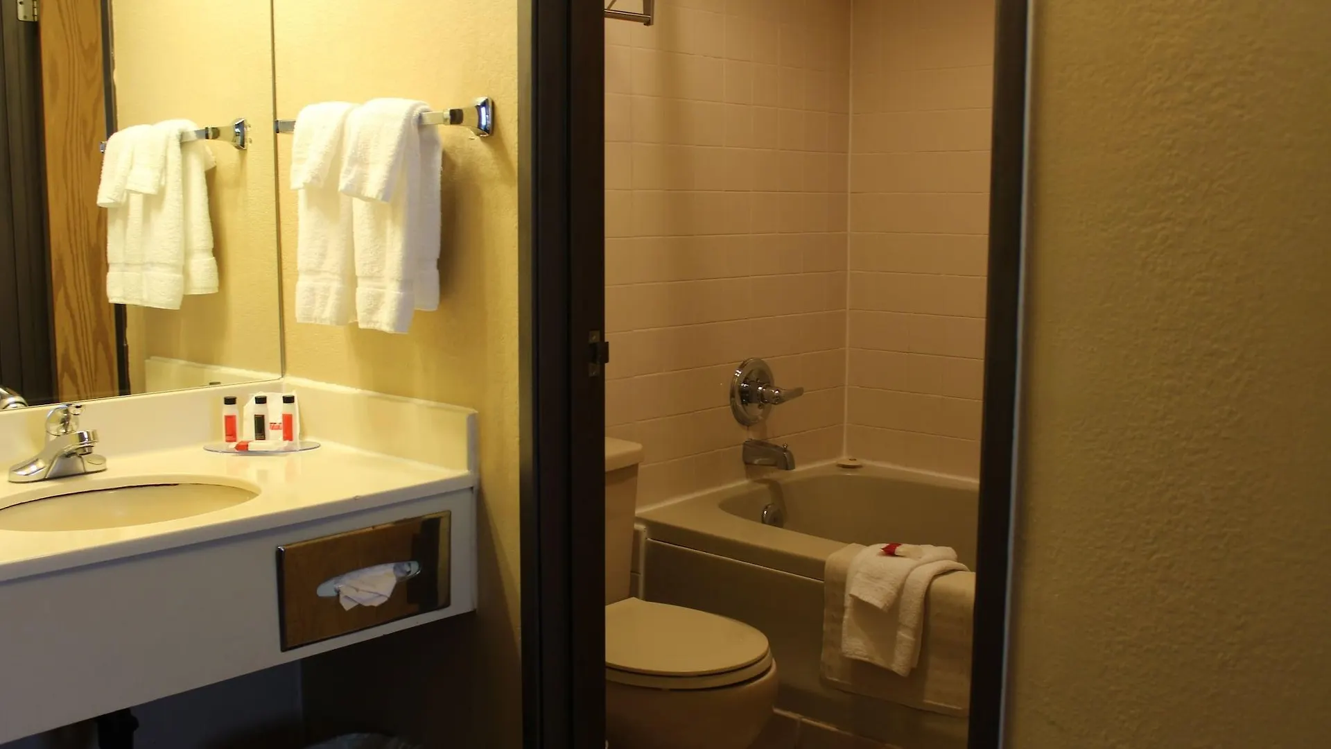 Ramada By Wyndham Portland Hotel